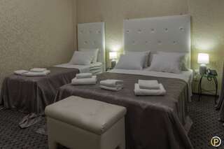 Отель Hotel Piazza Тбилиси Стандартный трехместный номер с кроватью размера «king-size» и односпальной кроватью-2